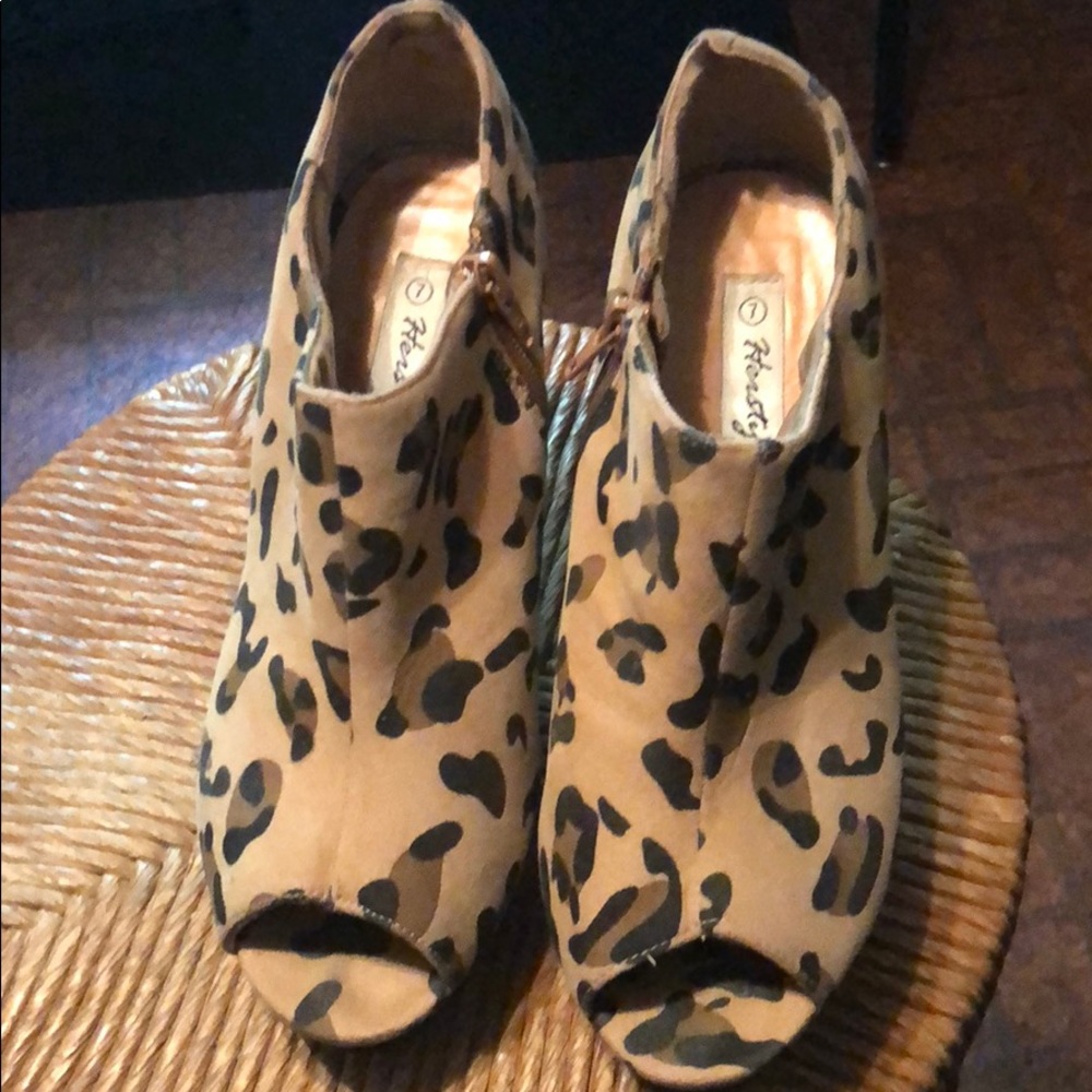 Herstyle Cheetah Print Peeptoe Wedges Size 7